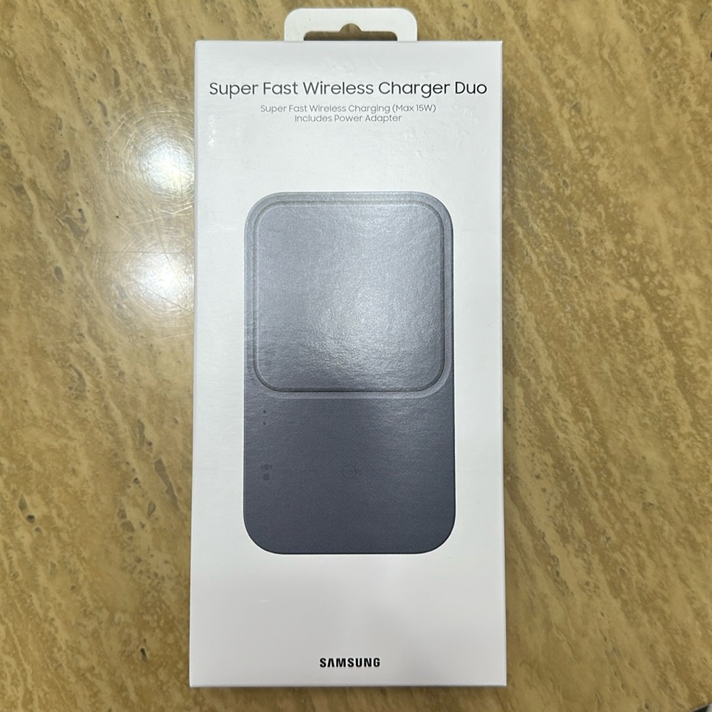 Samsung
Super fast wireless charging max 15w
Includes power adapter
Never opened